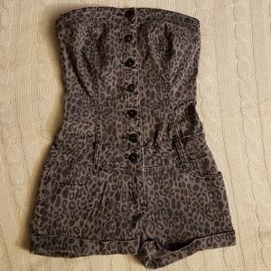 LOVE NOTES grey and black leopard print romper